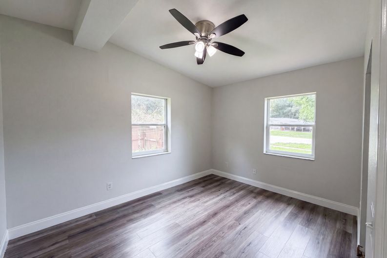 Photo 11 of 21 of 1502 Daroca Dr, Deltona, FL