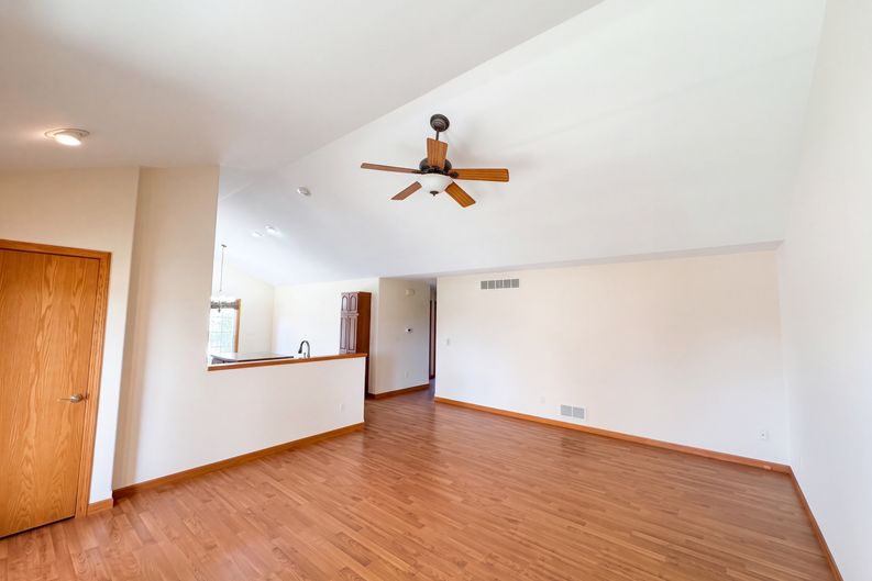 Photo 3 of 17 of 1823 Kingsbury Rd, Washington, IL