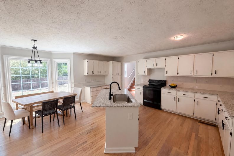 Photo 14 of 22 of 1033 Chestnut Hill Cir SW, Marietta, GA