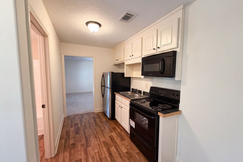 Photo 11 of 28 of 2721 Berkshire Dr, Winder, GA