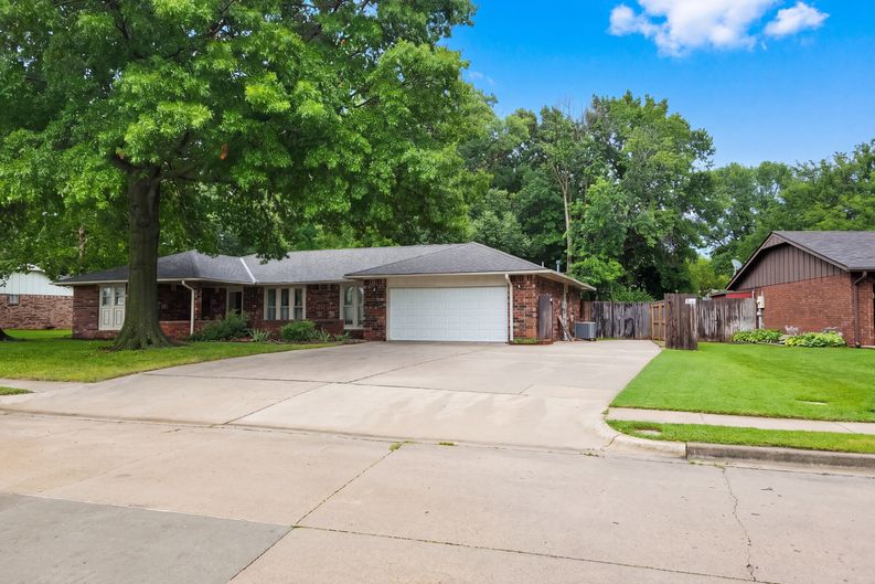 Photo 41 of 46 of 4600 Rolling Hills Dr, Bartlesville, OK
