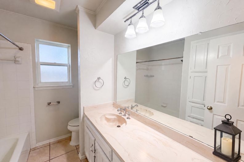 Photo 19 of 27 of 1208 Hillcrest Dr, Euless, TX