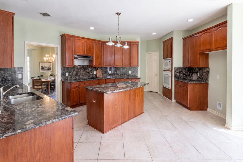 Photo 6 of 22 of 3606 Fairlands Dr, Richardson, TX