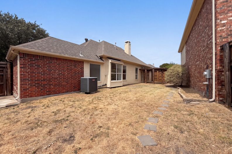 Photo 5 of 26 of 8703 Stonecrest Dr, Irving, TX