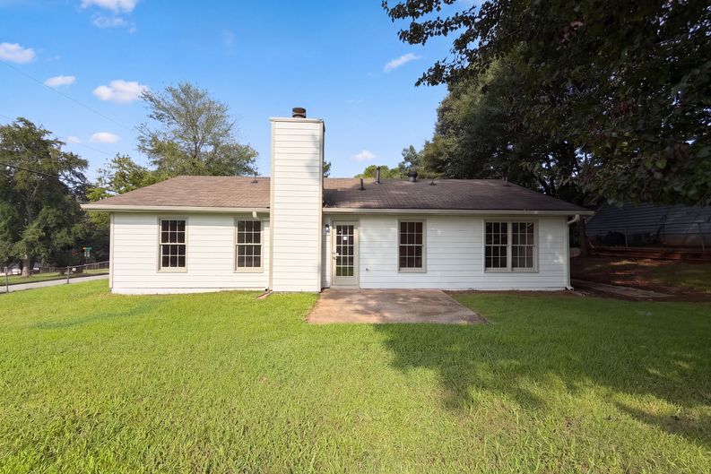 Photo 5 of 25 of 6120 Dorchester Dr, Rex, GA