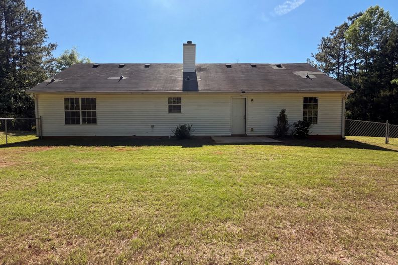 Photo 5 of 27 of 182 Livingston Ln, Covington, GA