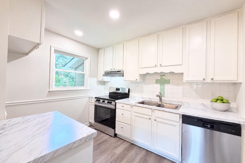 Photo 13 of 16 of 8332 Clear Meadow Ln, Charlotte, NC