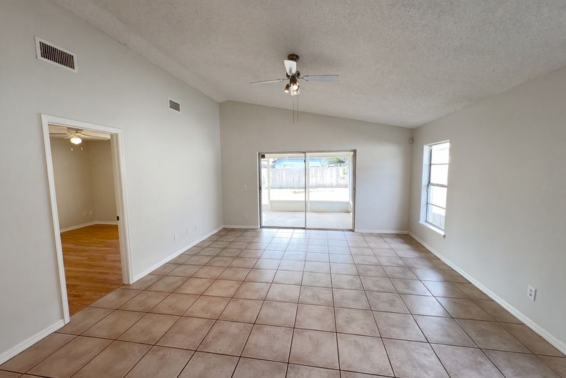 Photo 11 of 21 of 9814 Dean Cove Ln, Orlando, FL