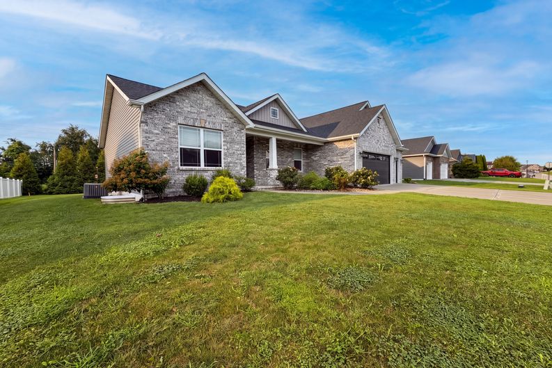 Photo 17 of 20 of 217 Emerald Way W, Granite City, IL