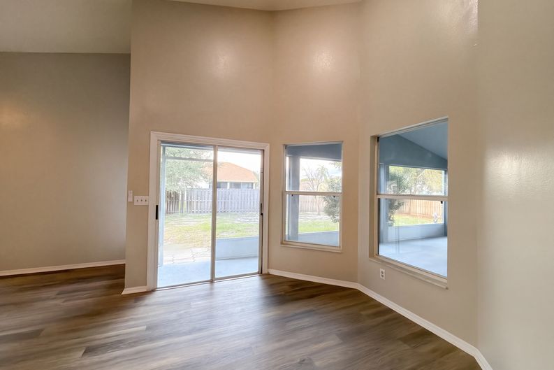 Photo 3 of 41 of 9703 Glenpointe Dr, Riverview, FL