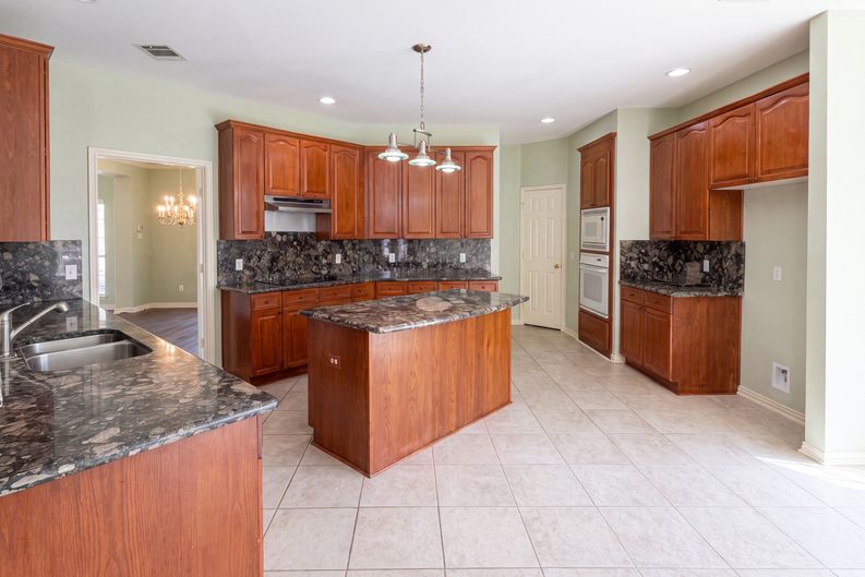 Photo 6 of 22 of 3606 Fairlands Dr, Richardson, TX