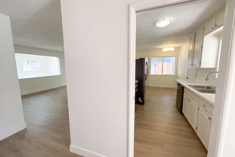 Photo 7 of 30 of 5313 Fernwood Way, Sacramento, CA