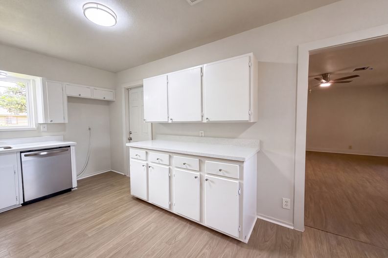 Photo 10 of 33 of 7706 Marinette Dr, Houston, TX