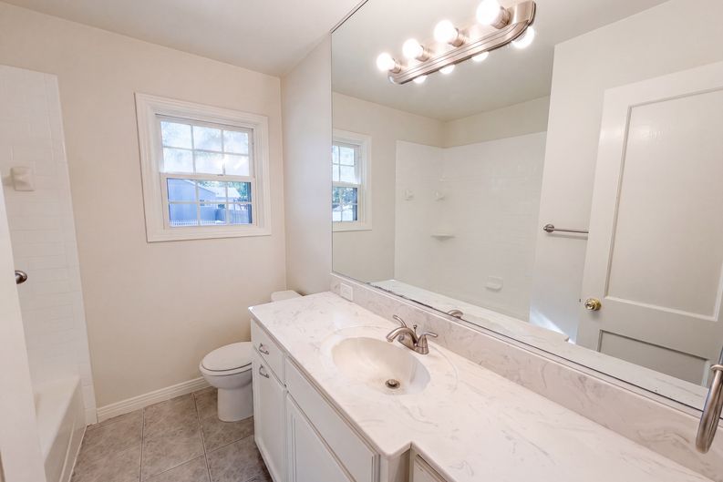 Photo 12 of 17 of 3802 Poinsettia Dr, Dallas, TX