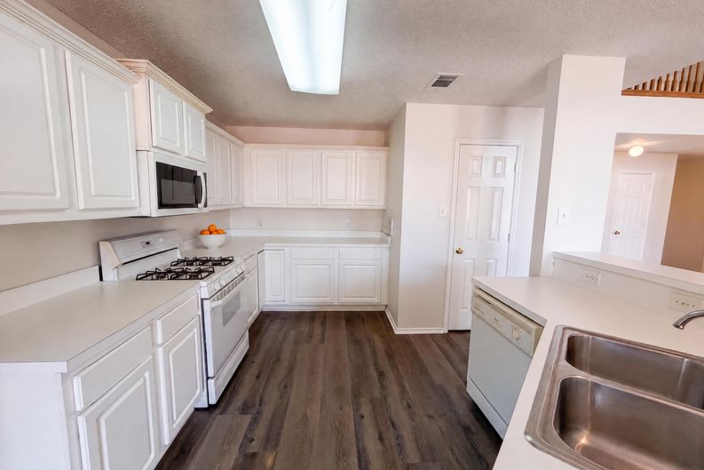 Photo 6 of 29 of 213 Cozy Ln, Cedar Hill, TX