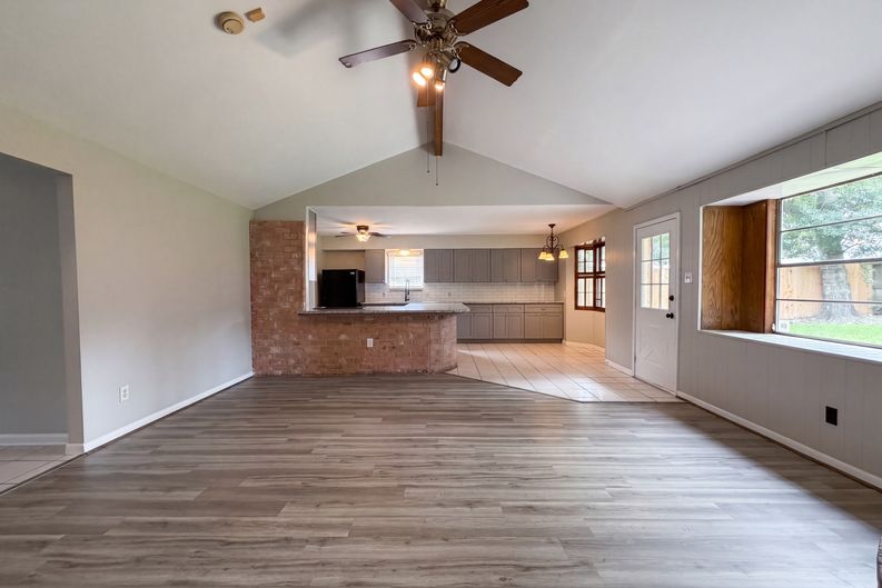 Photo 7 of 19 of 9606 Ballin David Dr, Spring, TX