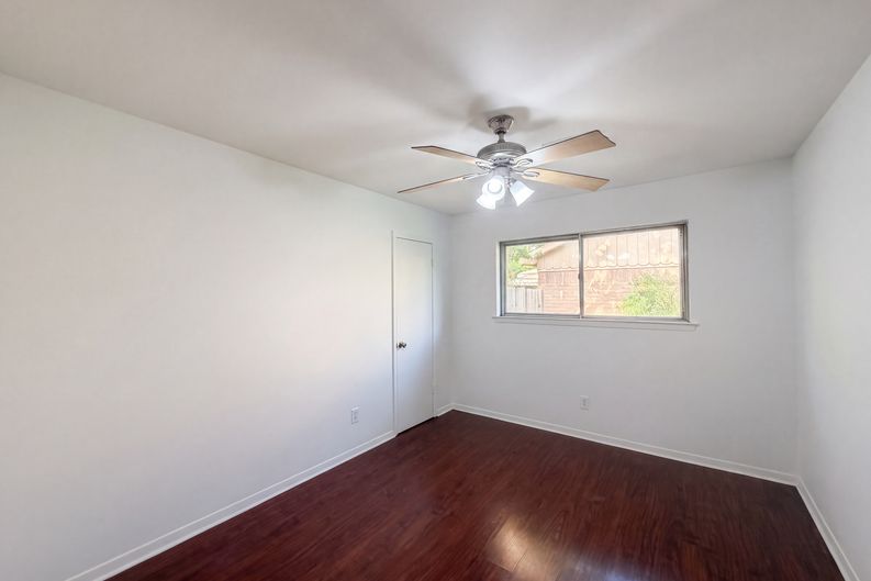 Photo 12 of 17 of 9538 Skyline Dr, Houston, TX