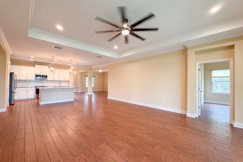 Photo 10 of 24 of 1121 Thornbury Dr, Parrish, FL