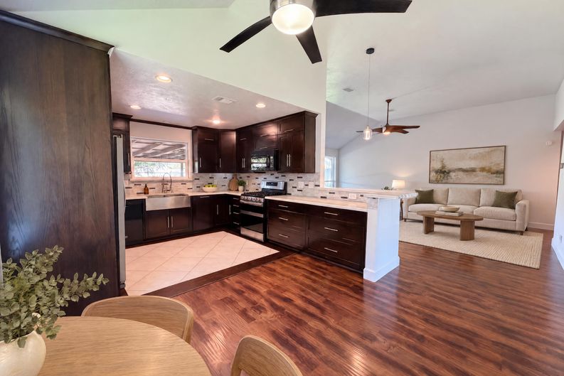 Photo 10 of 18 of 4750 Backenberry Dr, Friendswood, TX