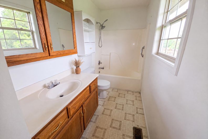 Photo 11 of 24 of 1317 Twin Brook Dr, Berea, KY