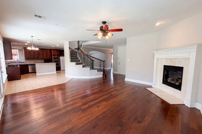 Photo 3 of 32 of 10330 Sandbar Dr, Irving, TX