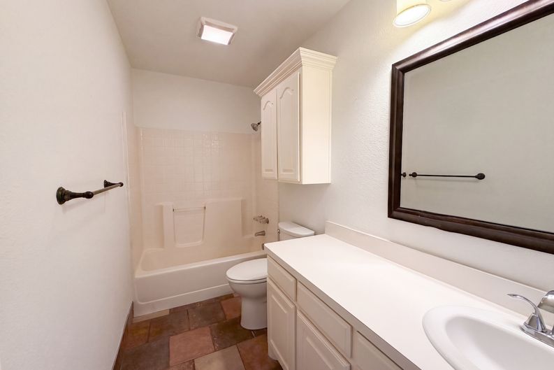Photo 13 of 17 of 1623 W Pleasant Dr, Midlothian, TX