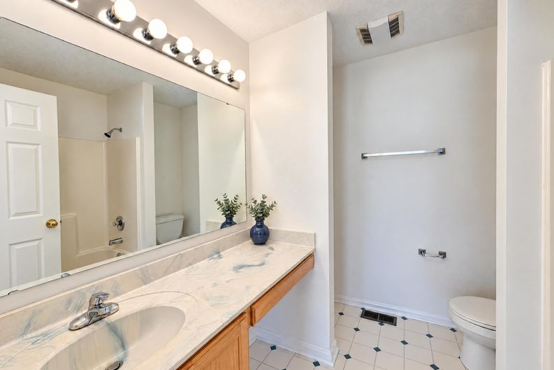 Photo 14 of 28 of 9113 Tenor Way, Indianapolis, IN