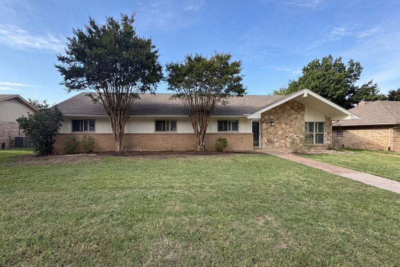 Photo 19 of 22 of 1618 Woodcrest Ln, Carrollton, TX