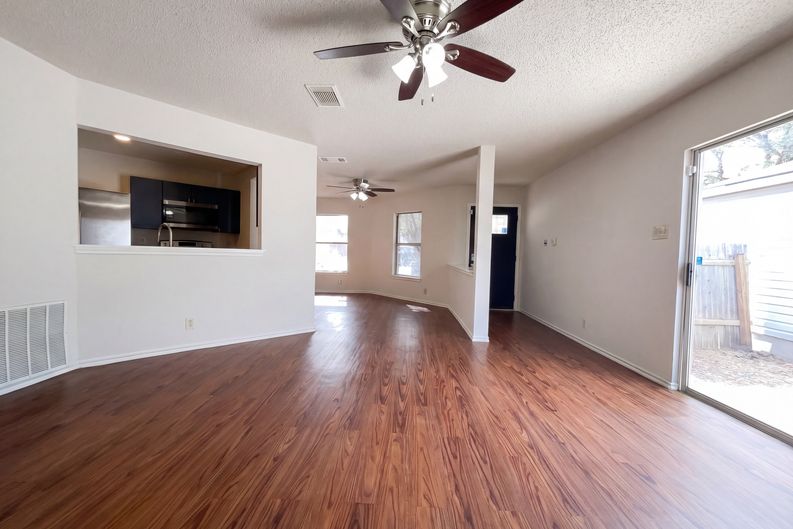 Photo 7 of 16 of 3741 Candlebluff Dr, San Antonio, TX
