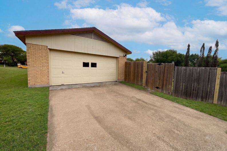Photo 14 of 16 of 3801 Grecian Ct, Plano, TX