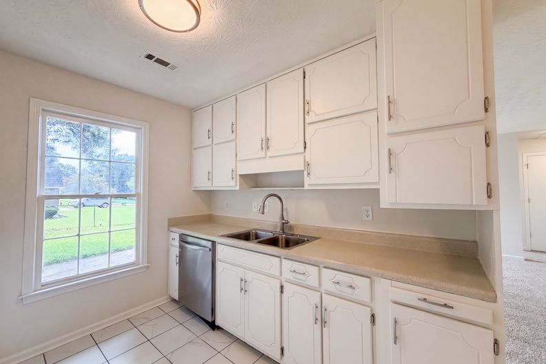 Photo 12 of 25 of 6120 Dorchester Dr, Rex, GA