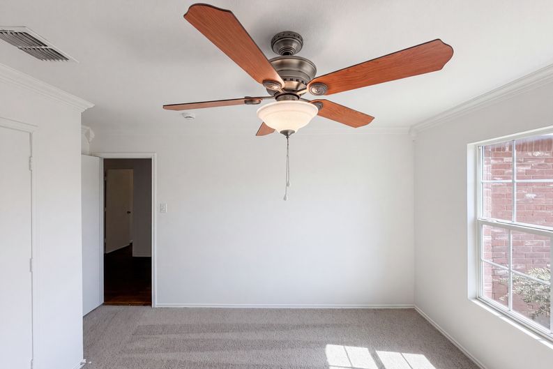 Photo 4 of 18 of 6200 St James Pl, Denton, TX