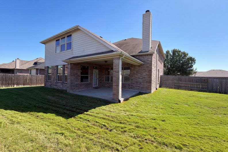 Photo 5 of 32 of 2030 Uvalde Dr, Forney, TX