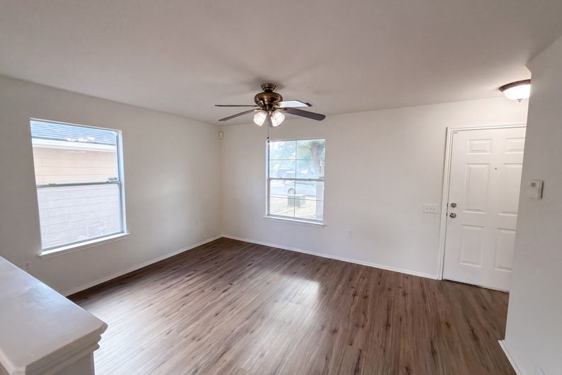 Photo 5 of 29 of 11521 Melstone Dr, Manor, TX