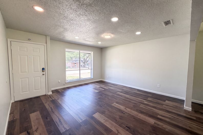 Photo 6 of 25 of 2136 Mountainview Dr, Hurst, TX