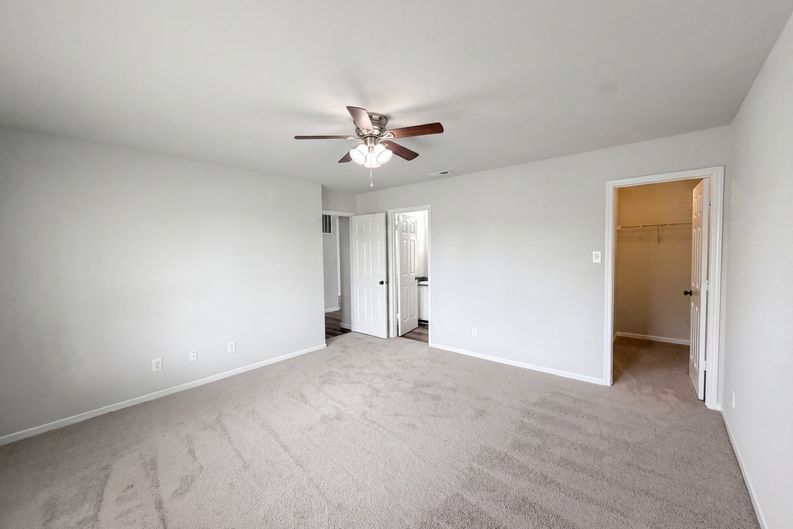 Photo 4 of 17 of 526 Bourneside Dr, Greenfield, IN