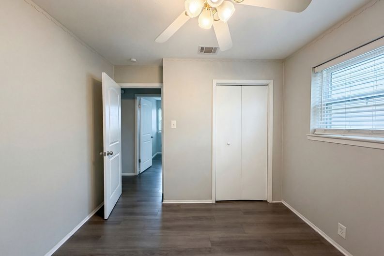 Photo 11 of 16 of 208 NW Summercrest Blvd, Burleson, TX