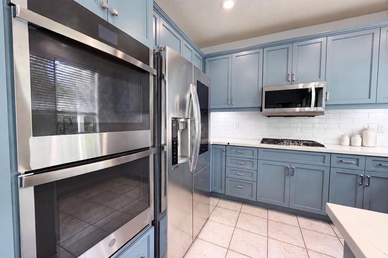 Photo 11 of 30 of 23608 Ashwood Pl, Valencia, CA