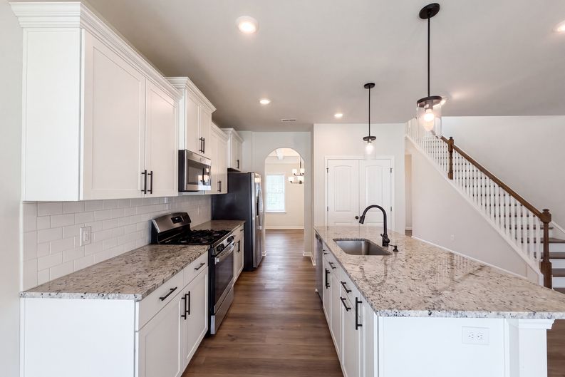 Photo 10 of 37 of 7463 Buckview Ct, Kernersville, NC