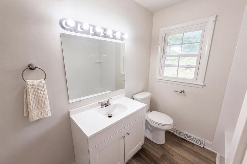 Photo 9 of 26 of 1502 W Meadowview Rd, Greensboro, NC
