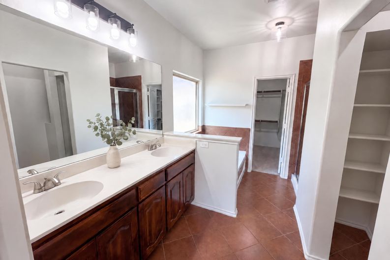 Photo 8 of 18 of 11208 NW 97th St, Yukon, OK