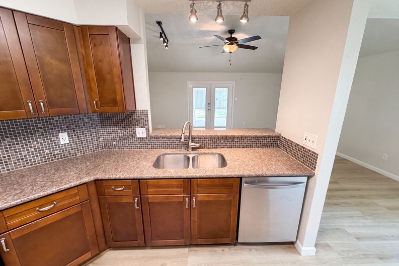 Photo 9 of 20 of 318 Floravista Dr, Webster, TX