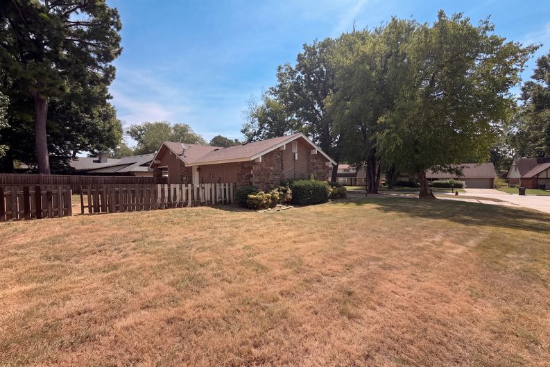 Photo 18 of 21 of 1409 S Walnut Ave, Broken Arrow, OK