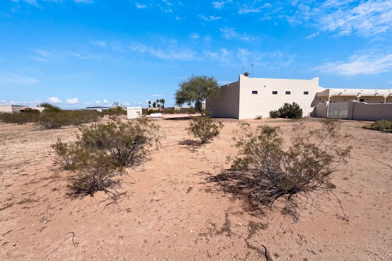 Photo 41 of 66 of 51340 W Iver Rd, Aguila, AZ