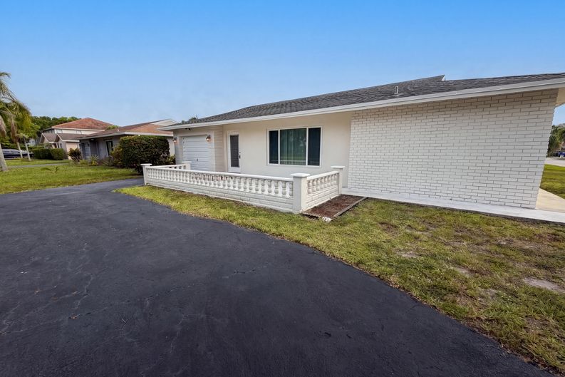 Photo 17 of 21 of 9605 NW 81st St, Tamarac, FL