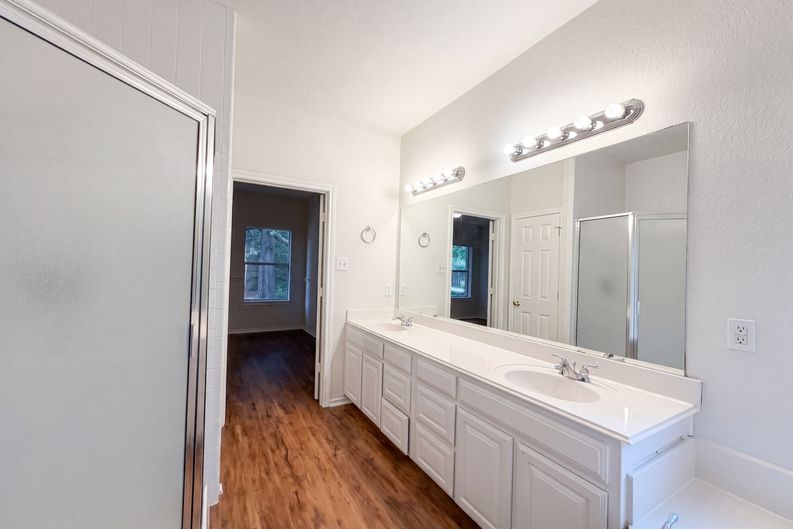 Photo 13 of 27 of 6218 Kingswood Dr, Arlington, TX
