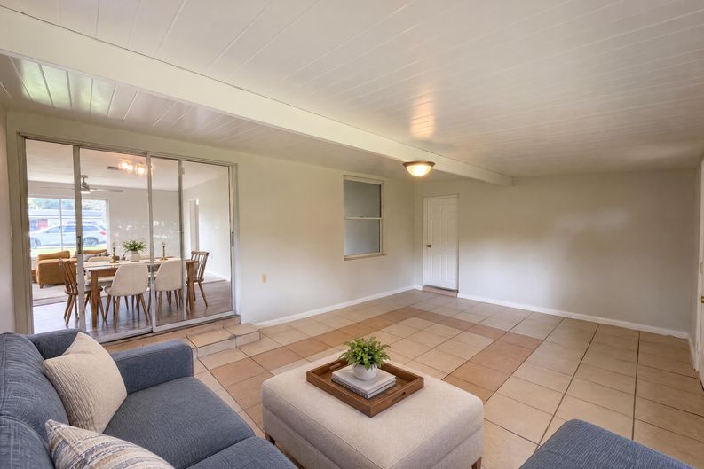 Photo 8 of 24 of 411 W Seminole Ave, Eustis, FL