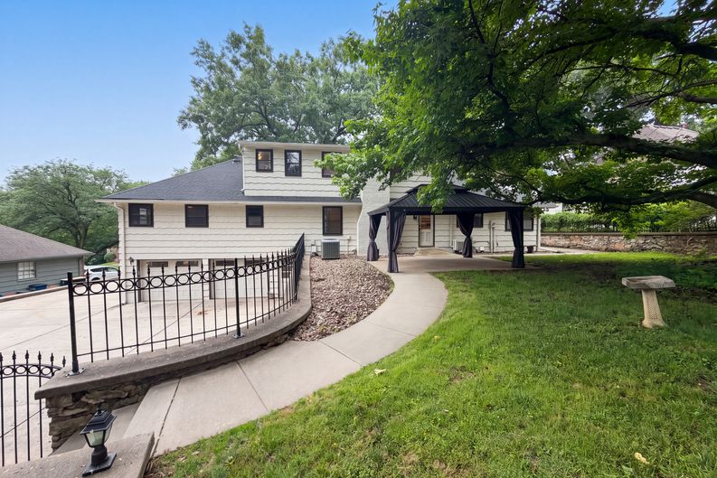 Photo 20 of 23 of 4321 NW Briarcliff Ln, Kansas City, MO