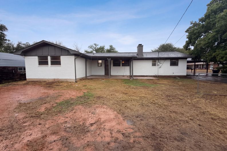 Photo 5 of 25 of 501 Franklin Dr, Glen Rose, TX