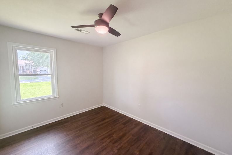 Photo 12 of 18 of 1110 Stuart Dr, Moncks Corner, SC